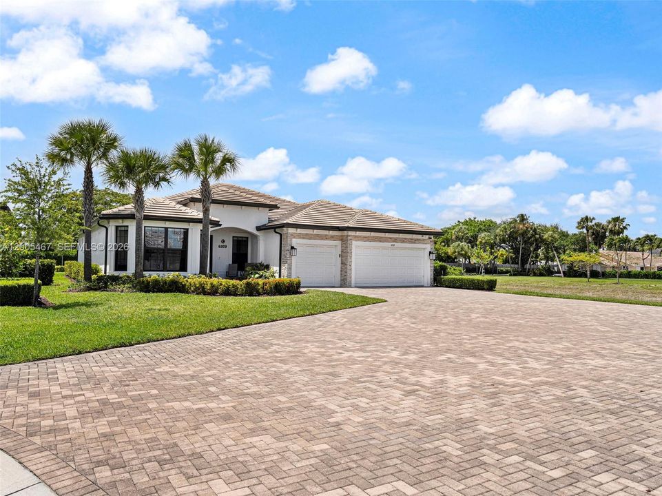 Activo con contrato: $1,299,999 (3 camas, 4 baños, 2590 Pies cuadrados)
