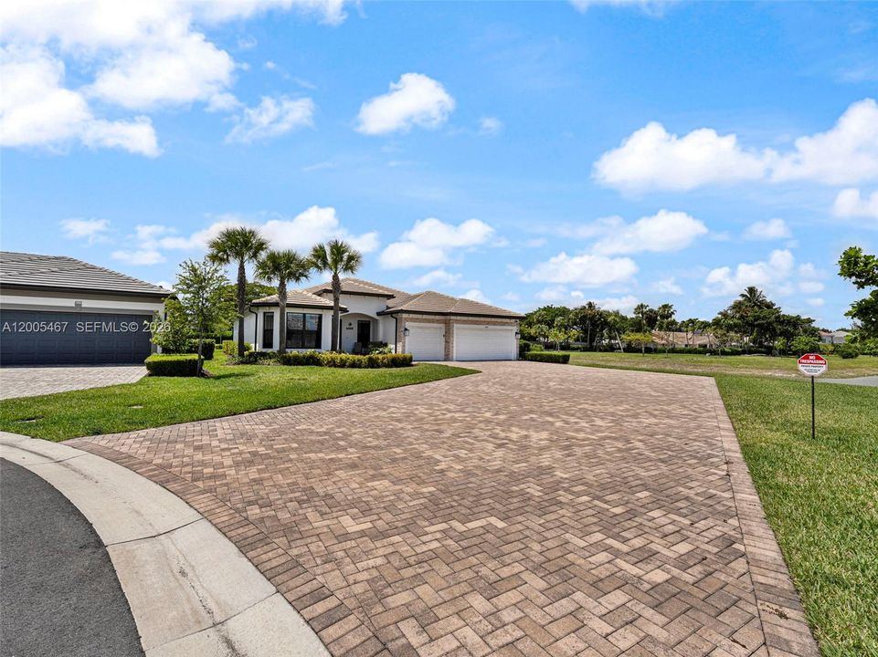 Activo con contrato: $1,299,999 (3 camas, 4 baños, 2590 Pies cuadrados)