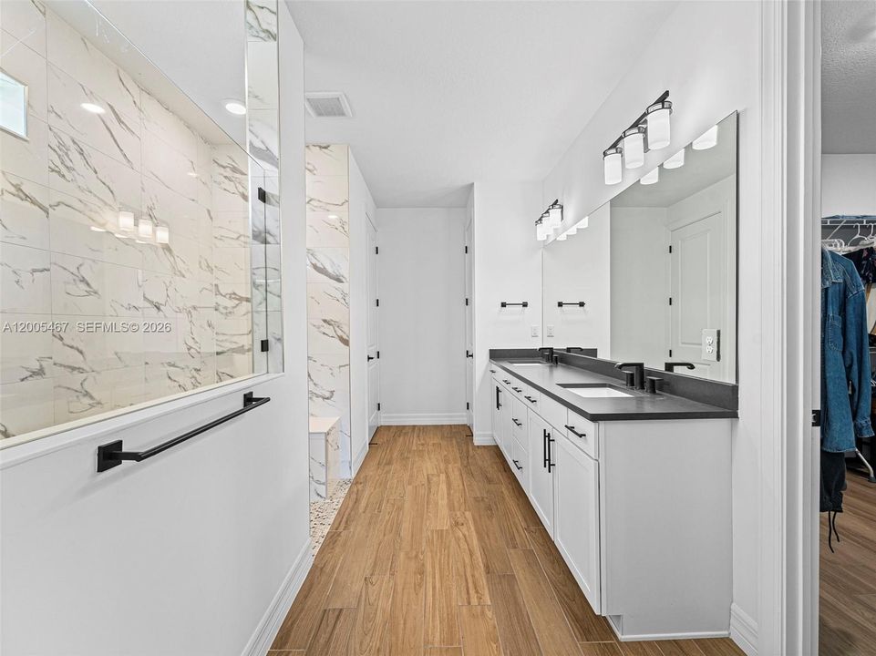 Activo con contrato: $1,299,999 (3 camas, 4 baños, 2590 Pies cuadrados)