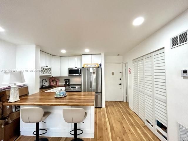 Active With Contract: $105,000 (1 beds, 1 baths, 665 Square Feet)