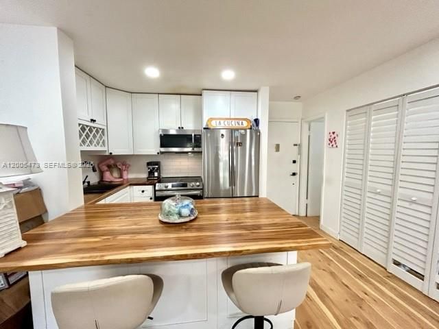 Active With Contract: $105,000 (1 beds, 1 baths, 665 Square Feet)