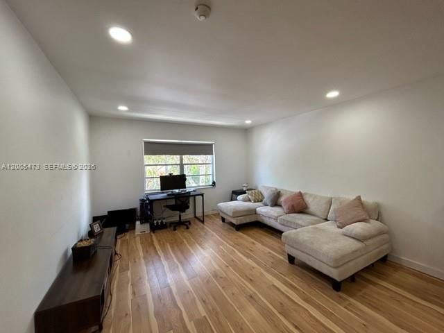 Active With Contract: $105,000 (1 beds, 1 baths, 665 Square Feet)