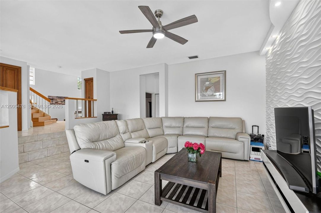 En Venta: $850,000 (5 camas, 3 baños, 3051 Pies cuadrados)