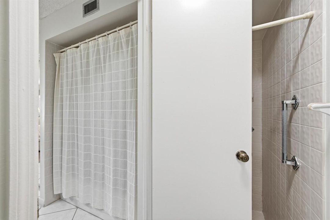 8362 Waterford Ave - Master Bath 2