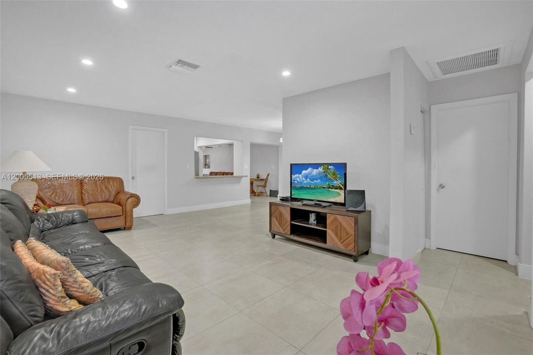 Active With Contract: $3,500 (3 beds, 3 baths, 1161 Square Feet)