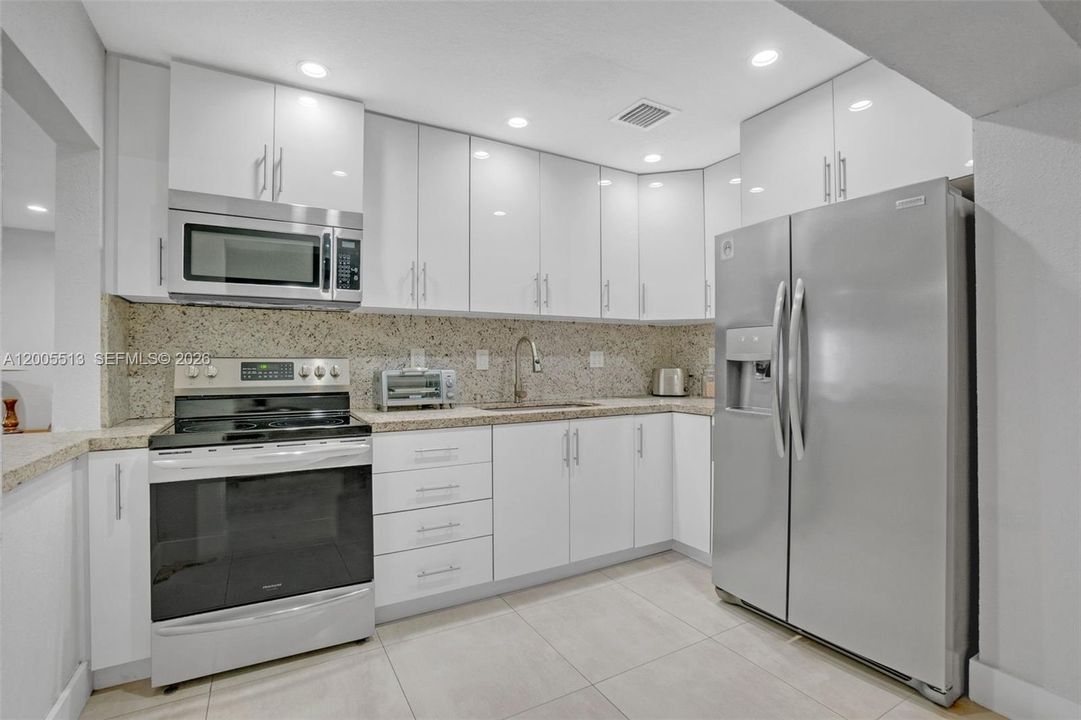Active With Contract: $3,500 (3 beds, 3 baths, 1161 Square Feet)