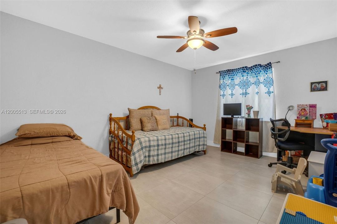 Active With Contract: $3,500 (3 beds, 3 baths, 1161 Square Feet)