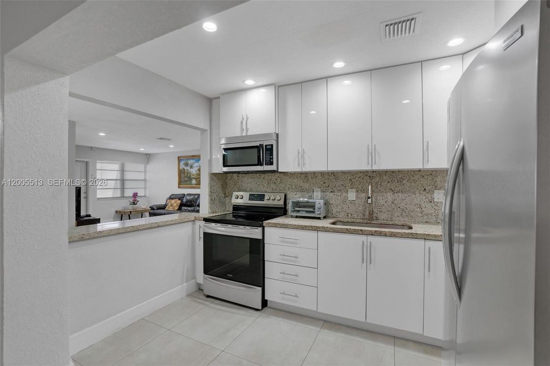 Active With Contract: $3,500 (3 beds, 3 baths, 1161 Square Feet)
