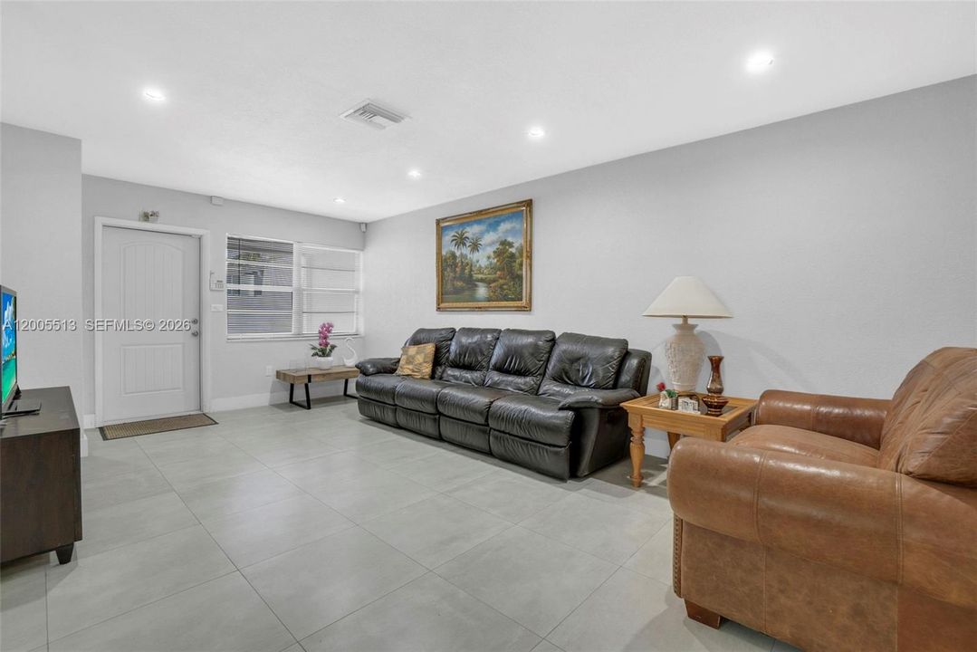 Active With Contract: $3,500 (3 beds, 3 baths, 1161 Square Feet)