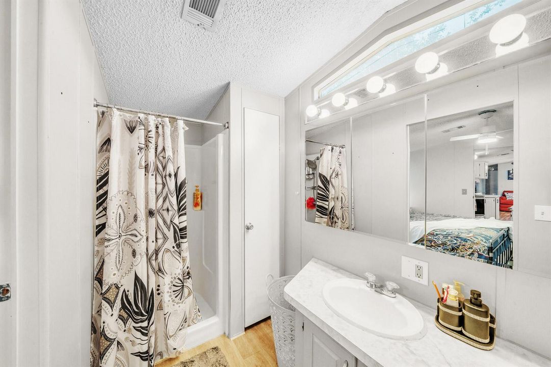 18 Primary Bathroom (3)
