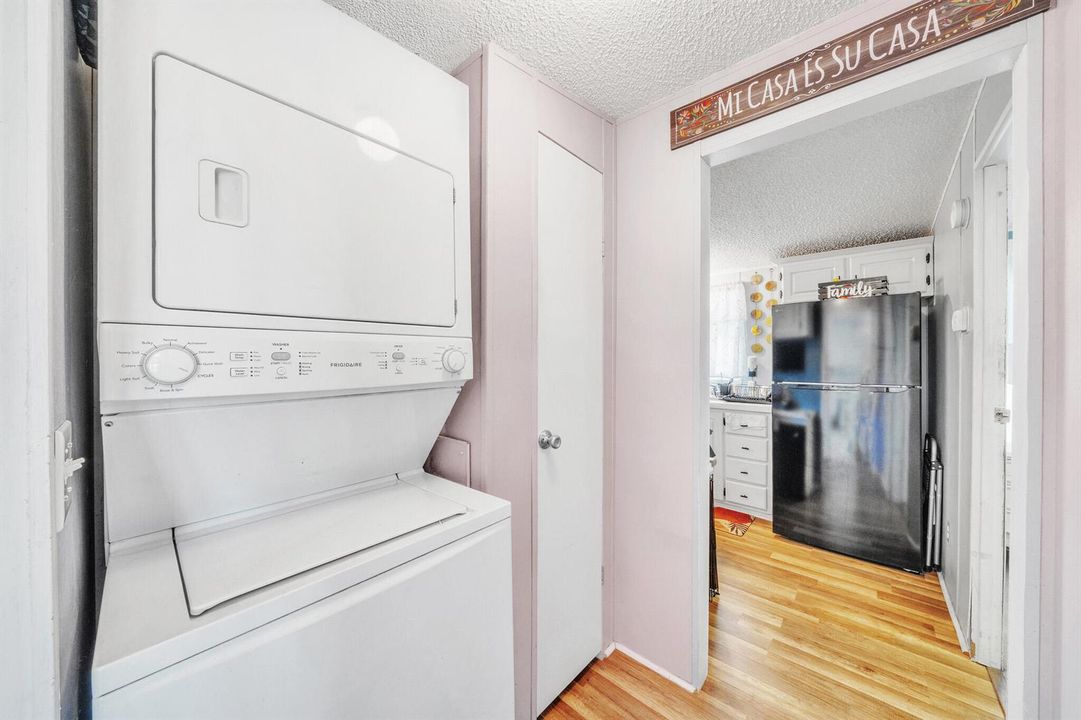 7 Foyer+Laundry