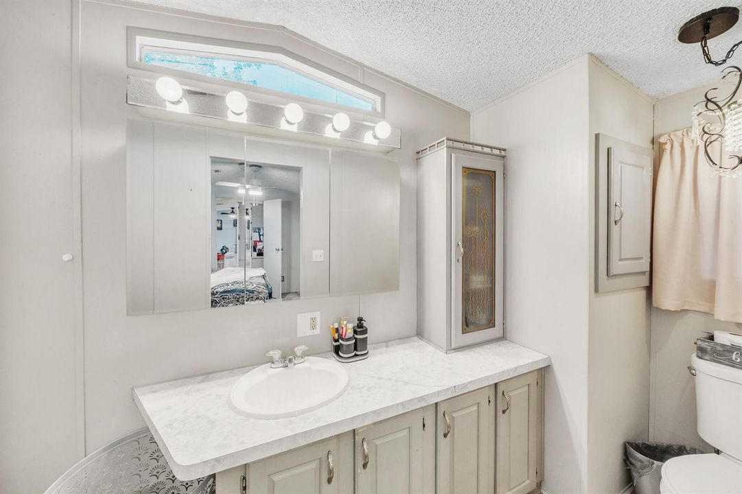 18 Primary Bathroom (2)