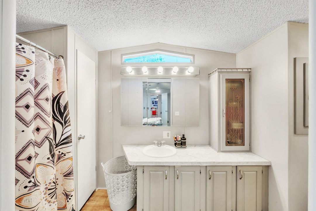 18 Primary Bathroom (1)