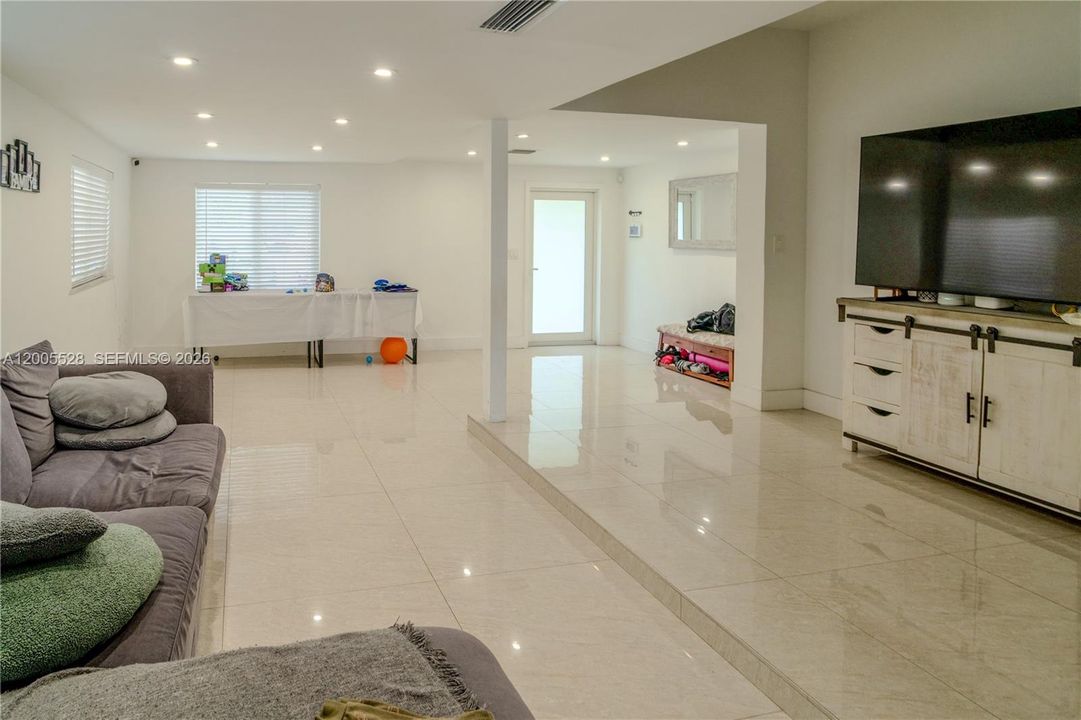 Activo con contrato: $599,000 (3 camas, 1 baños, 1400 Pies cuadrados)