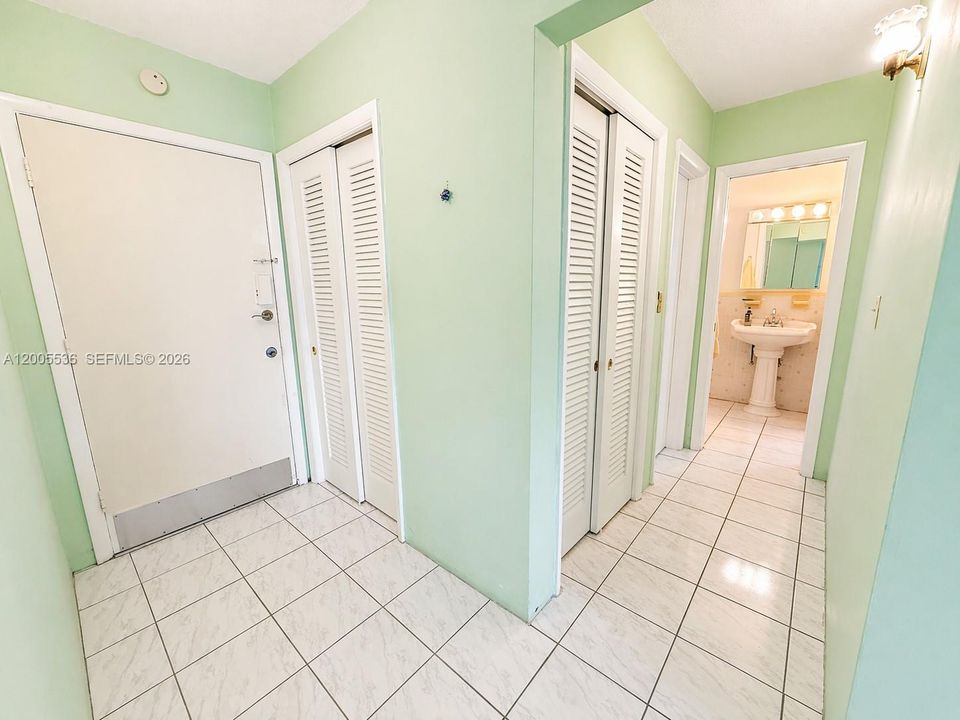 For Sale: $68,000 (1 beds, 1 baths, 883 Square Feet)