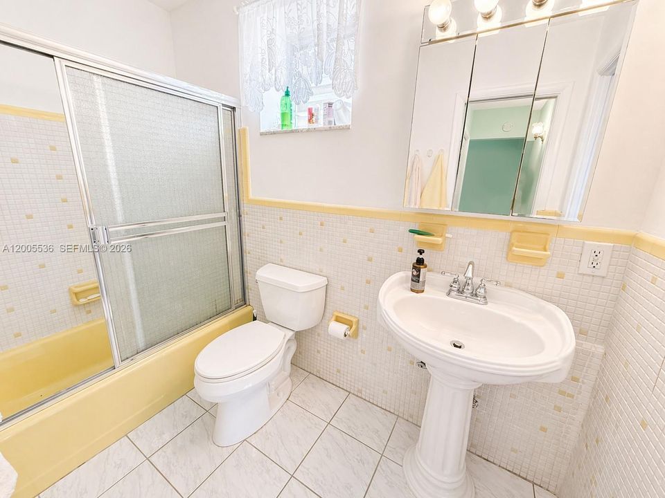 For Sale: $68,000 (1 beds, 1 baths, 883 Square Feet)