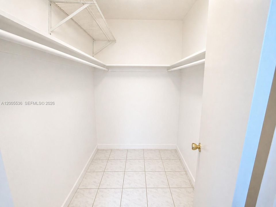 For Sale: $68,000 (1 beds, 1 baths, 883 Square Feet)