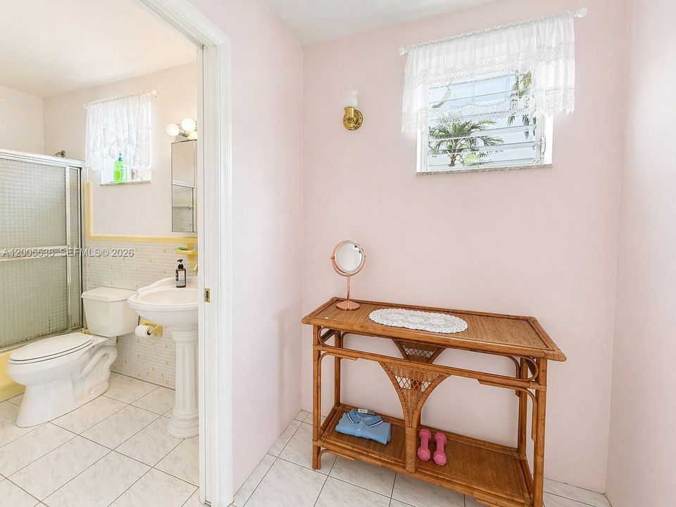 For Sale: $68,000 (1 beds, 1 baths, 883 Square Feet)
