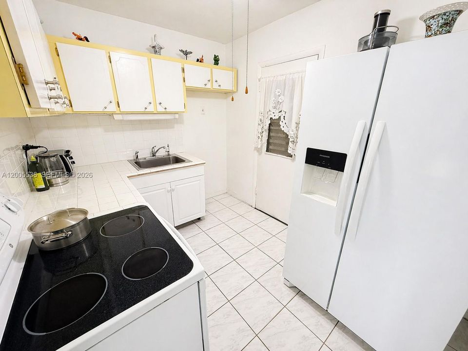 For Sale: $68,000 (1 beds, 1 baths, 883 Square Feet)