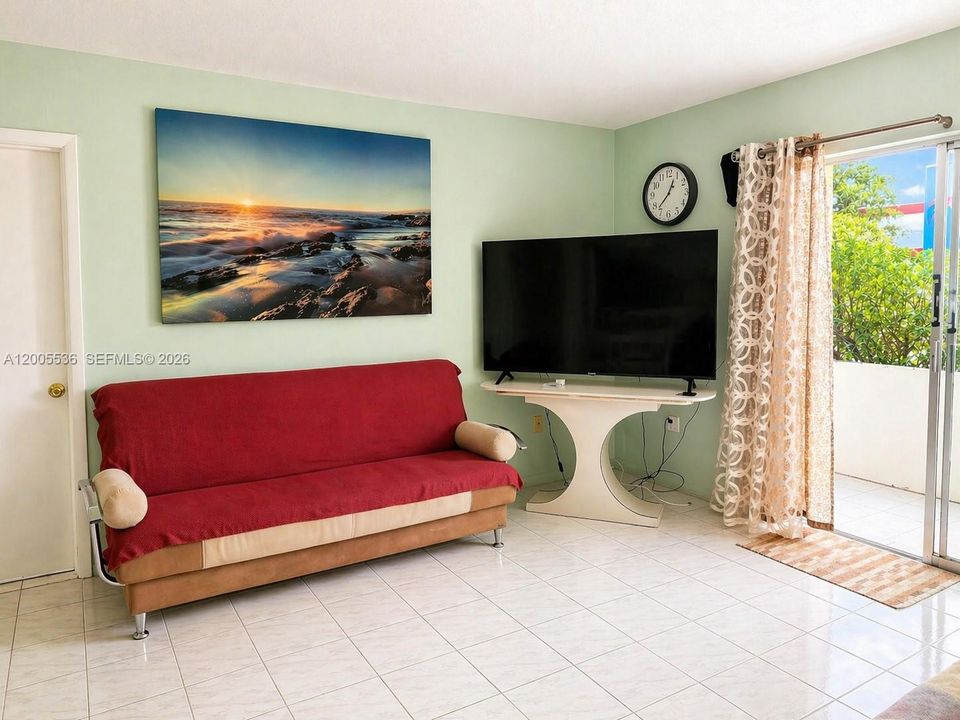 For Sale: $68,000 (1 beds, 1 baths, 883 Square Feet)