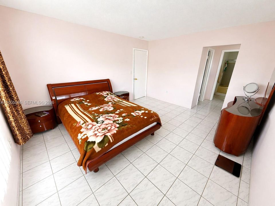 For Sale: $68,000 (1 beds, 1 baths, 883 Square Feet)