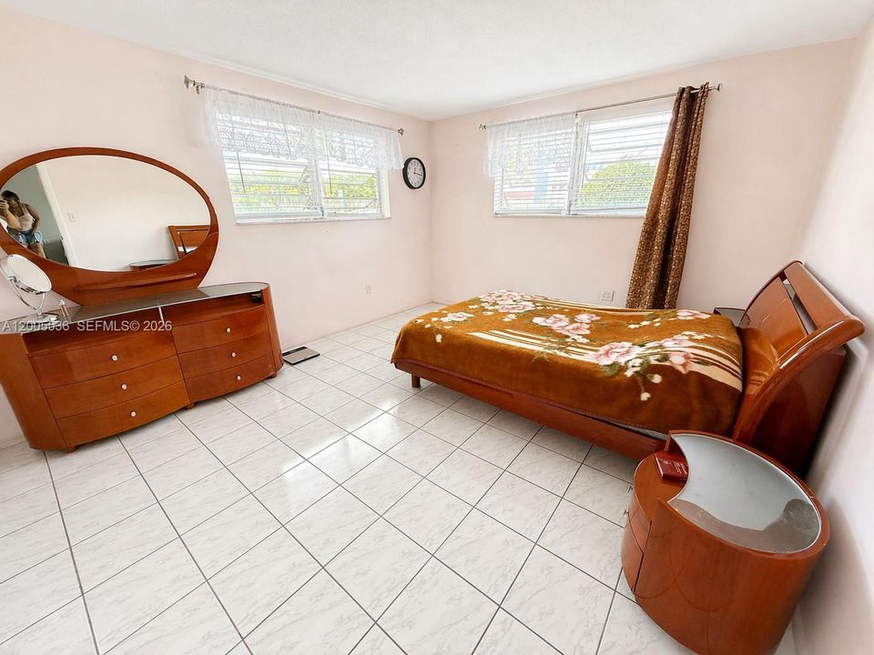 For Sale: $68,000 (1 beds, 1 baths, 883 Square Feet)
