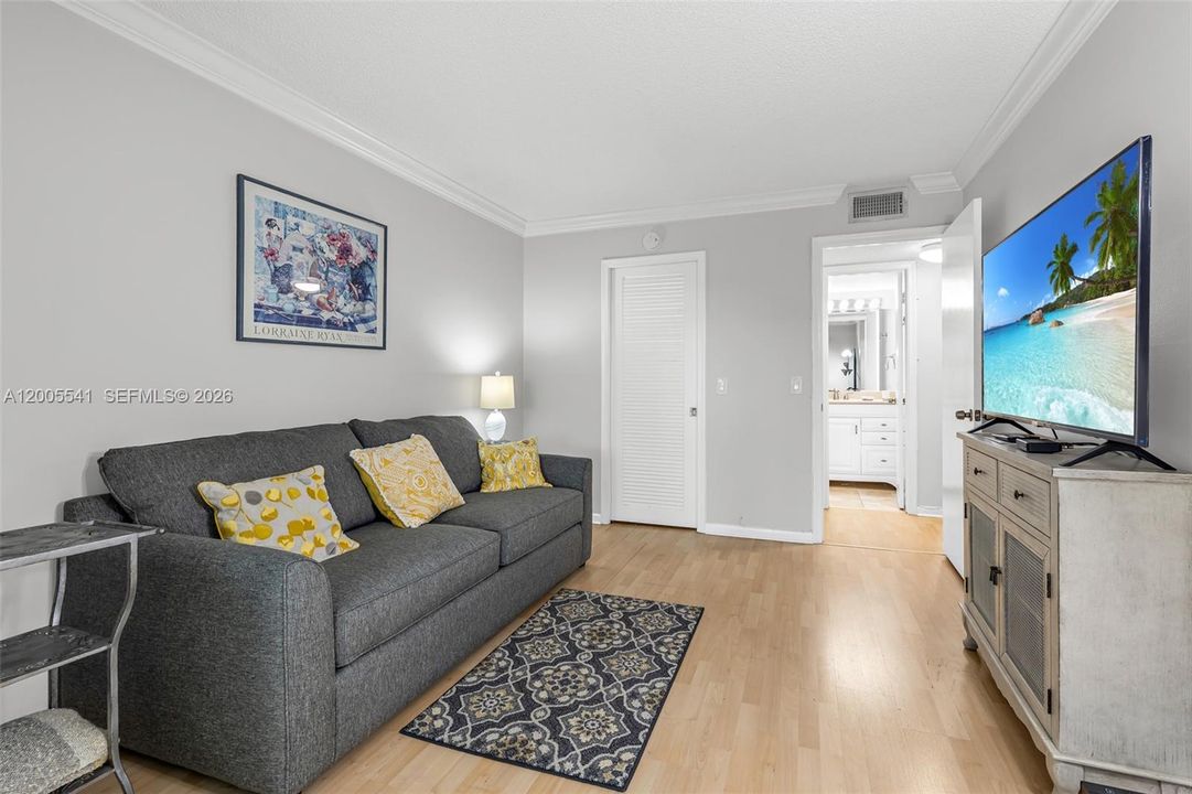 Active With Contract: $254,000 (2 beds, 2 baths, 1000 Square Feet)