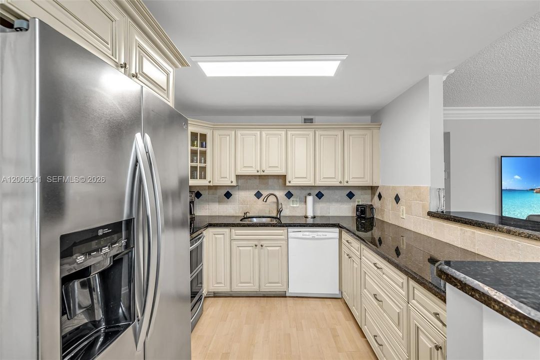 Active With Contract: $254,000 (2 beds, 2 baths, 1000 Square Feet)