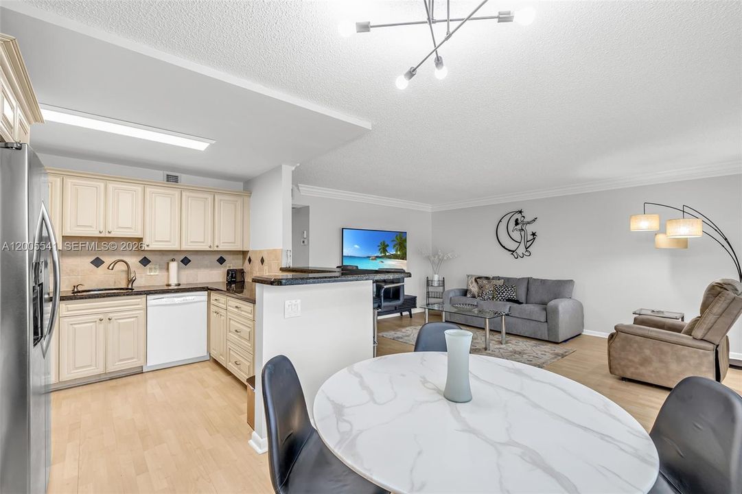 Active With Contract: $254,000 (2 beds, 2 baths, 1000 Square Feet)