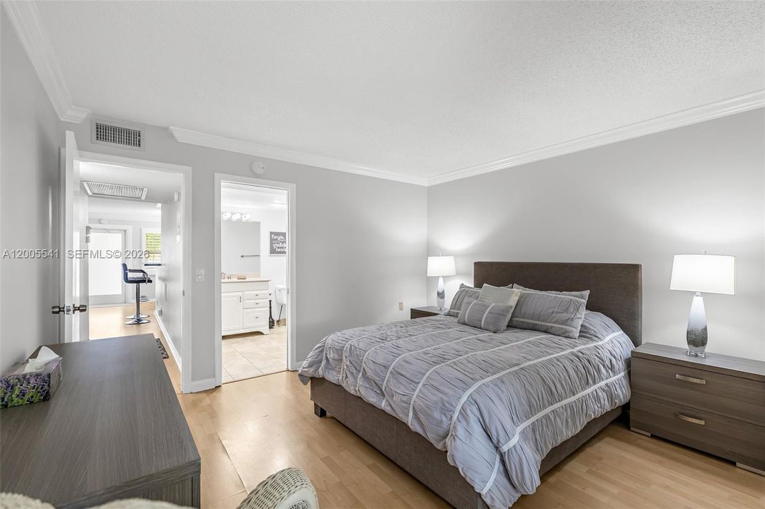 Active With Contract: $254,000 (2 beds, 2 baths, 1000 Square Feet)