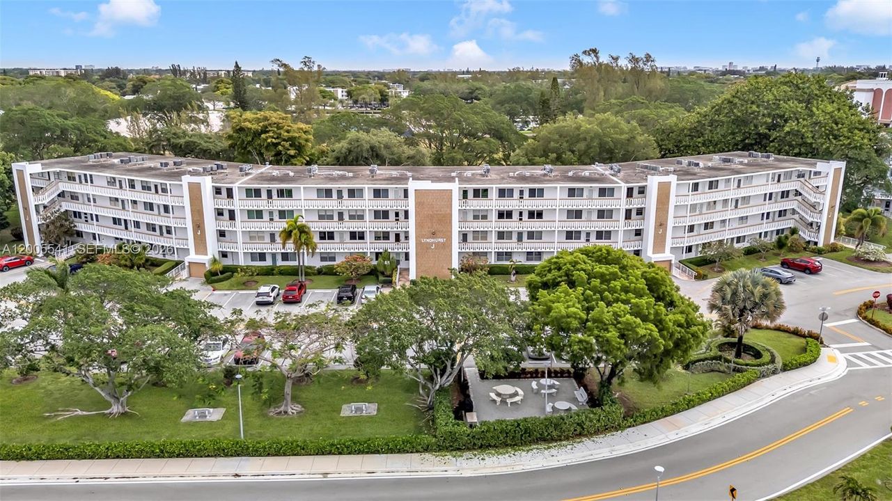 Active With Contract: $254,000 (2 beds, 2 baths, 1000 Square Feet)