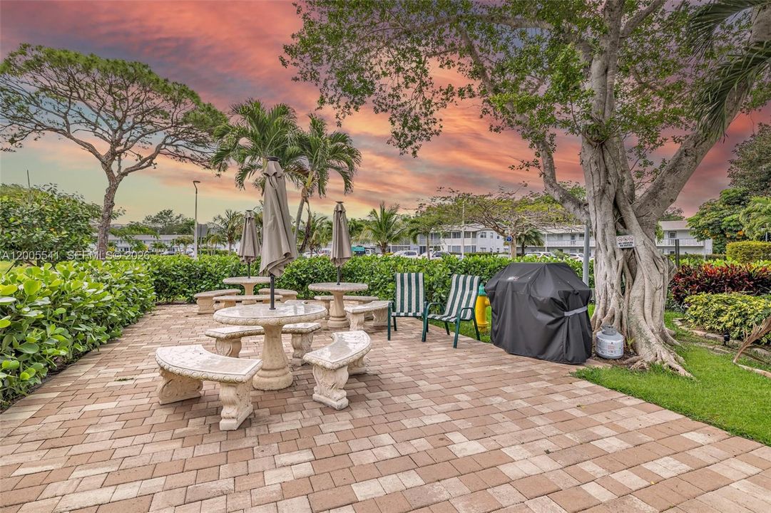 Active With Contract: $254,000 (2 beds, 2 baths, 1000 Square Feet)