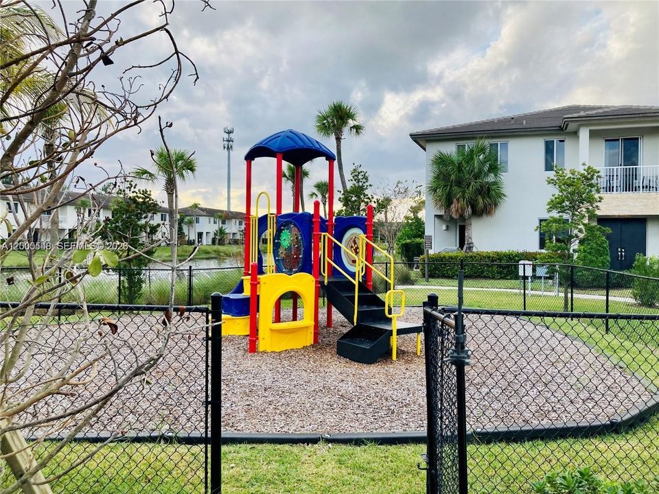 For Rent: $3,100 (3 beds, 2 baths, 1557 Square Feet)