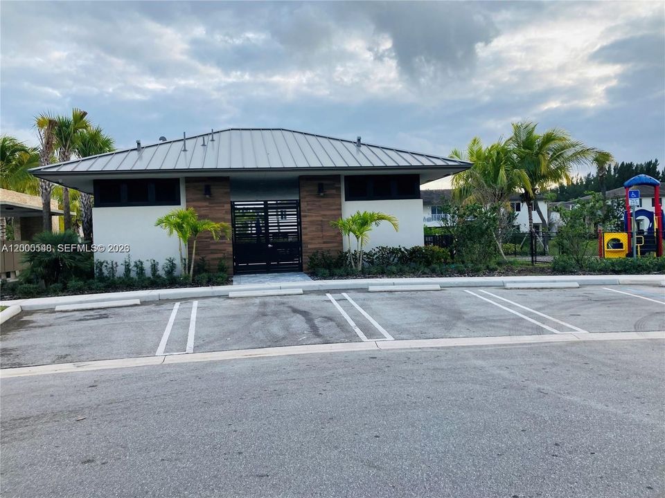 For Rent: $3,100 (3 beds, 2 baths, 1557 Square Feet)