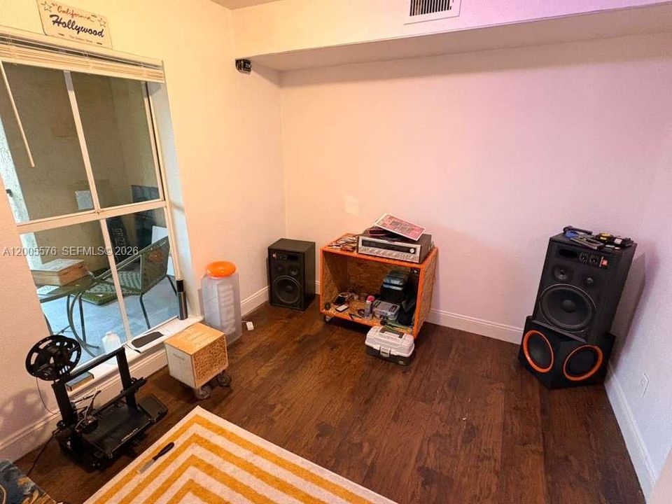 For Sale: $193,500 (2 beds, 1 baths, 980 Square Feet)
