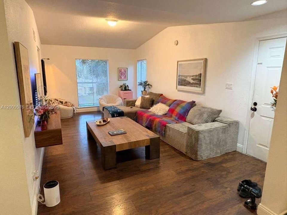 For Sale: $193,500 (2 beds, 1 baths, 980 Square Feet)