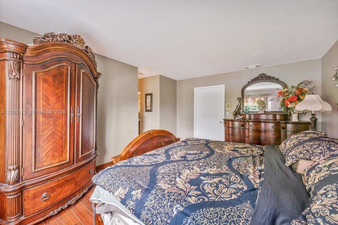 En Venta: $670,000 (4 camas, 3 baños, 1837 Pies cuadrados)