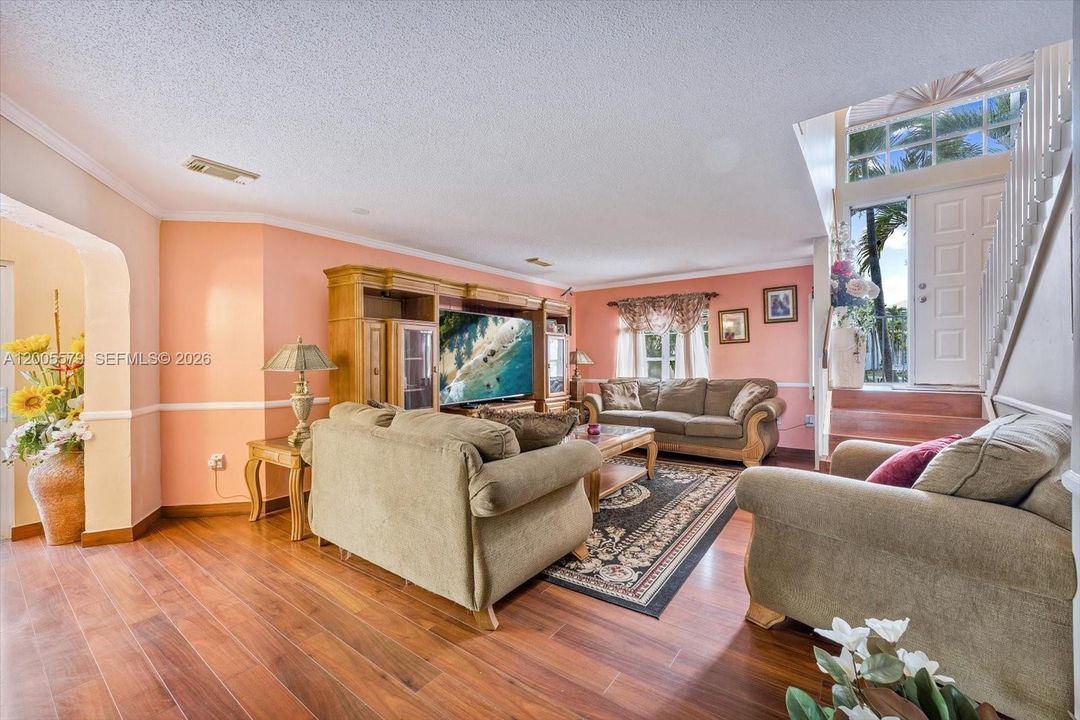 En Venta: $670,000 (4 camas, 3 baños, 1837 Pies cuadrados)