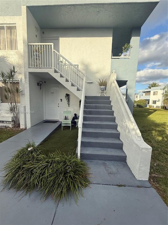 For Sale: $222,000 (1 beds, 1 baths, 630 Square Feet)