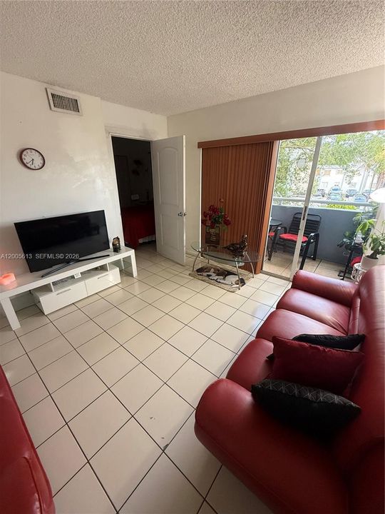 For Sale: $222,000 (1 beds, 1 baths, 630 Square Feet)