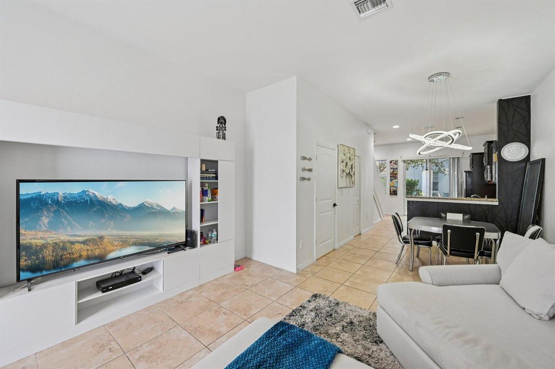 7-web-or-mls-Graham Pl-S1704-007