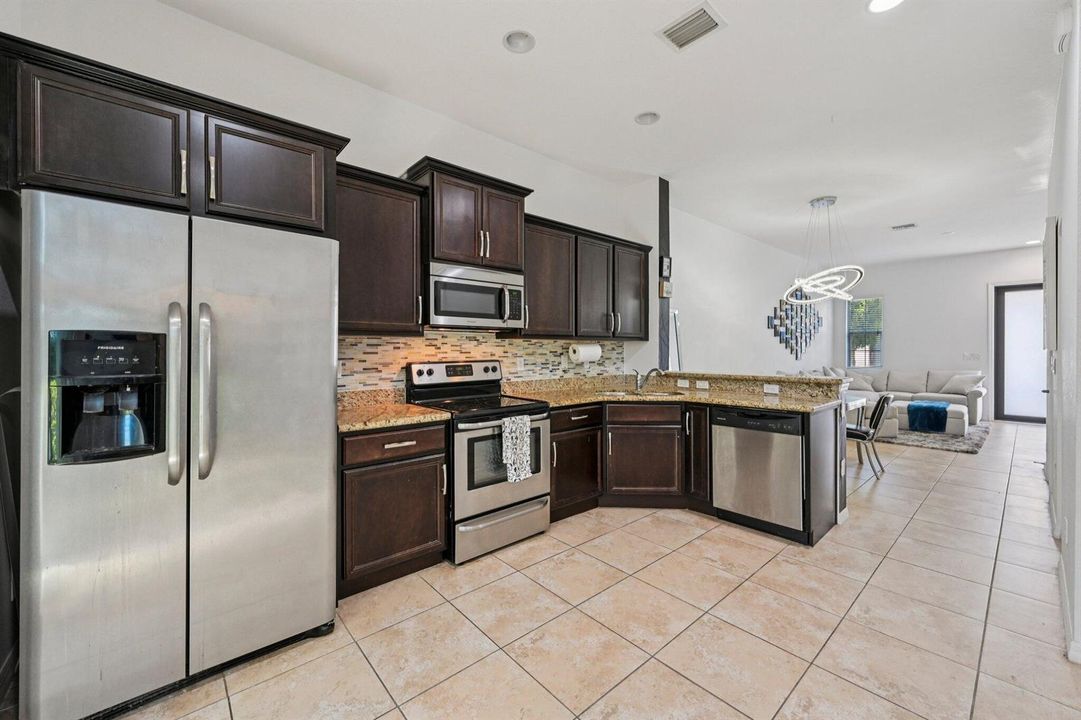 10-web-or-mls-Graham Pl-S1704-010