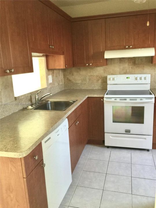 For Sale: $135,900 (2 beds, 2 baths, 944 Square Feet)