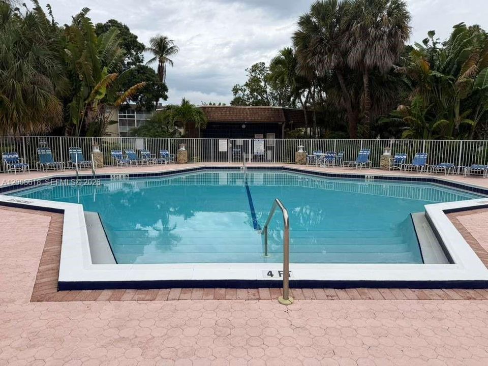 For Sale: $135,900 (2 beds, 2 baths, 944 Square Feet)