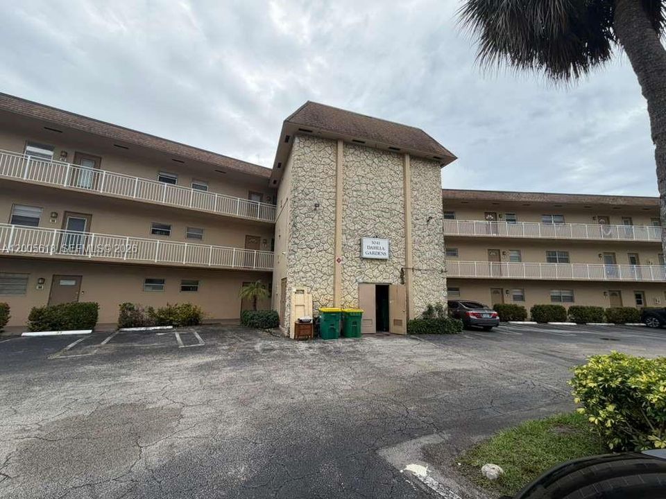 For Sale: $135,900 (2 beds, 2 baths, 944 Square Feet)