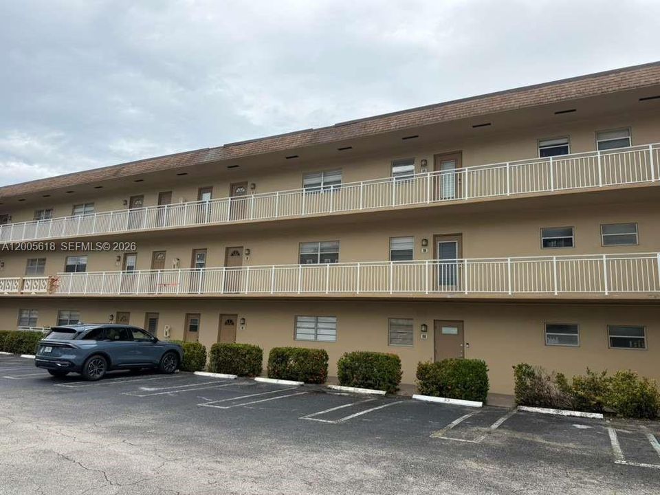 For Sale: $135,900 (2 beds, 2 baths, 944 Square Feet)
