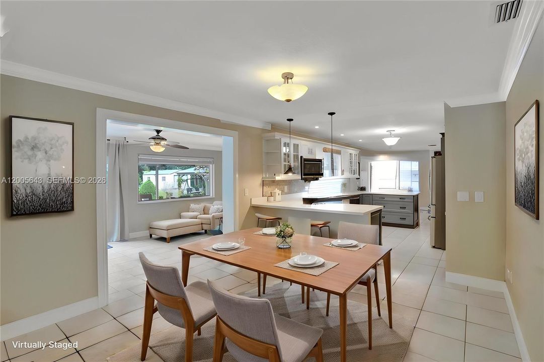 Breakfast area/dining room