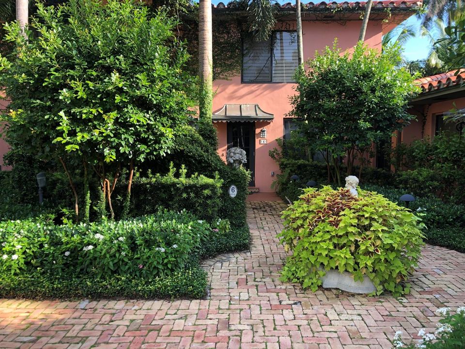 Entrance / Driveway