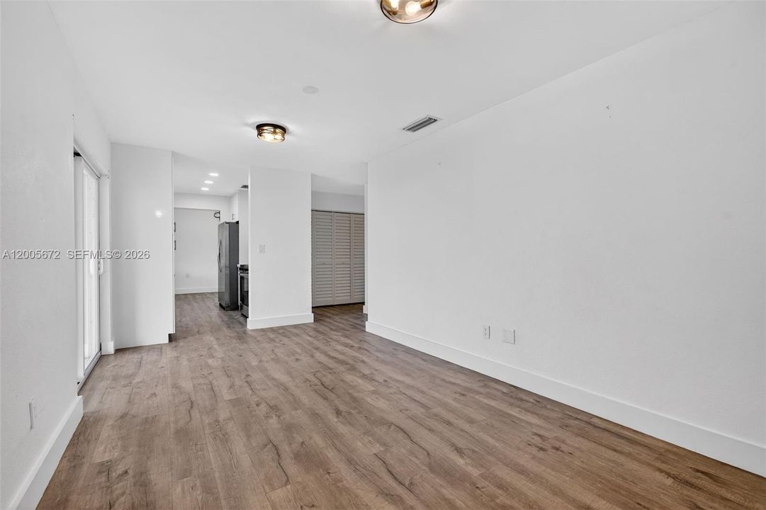 合同活跃: $629,499 (4 贝兹, 2 浴室, 1652 平方英尺)