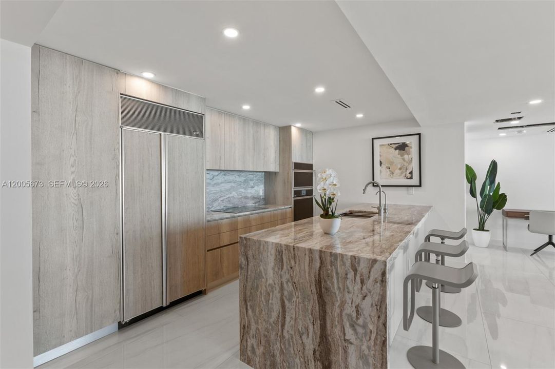 合同活跃: $15,000 (3 贝兹, 3 浴室, 1740 平方英尺)